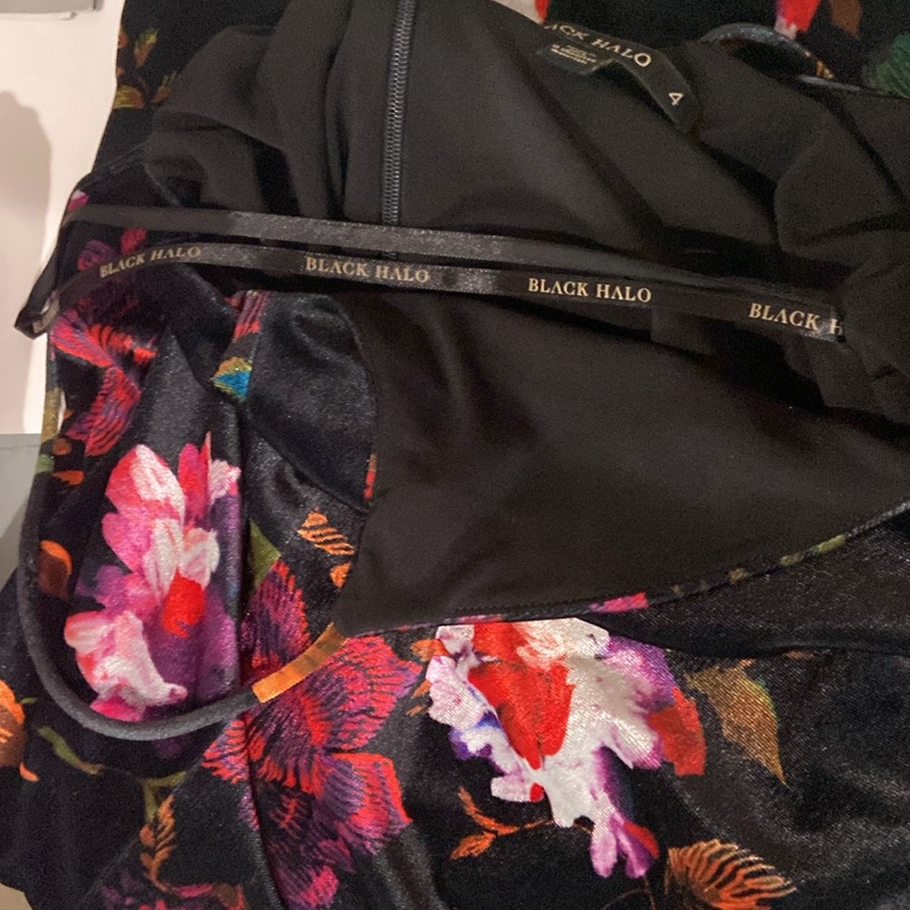 Floral velvet cocktail dress- Black Halo - Picture 6 of 6